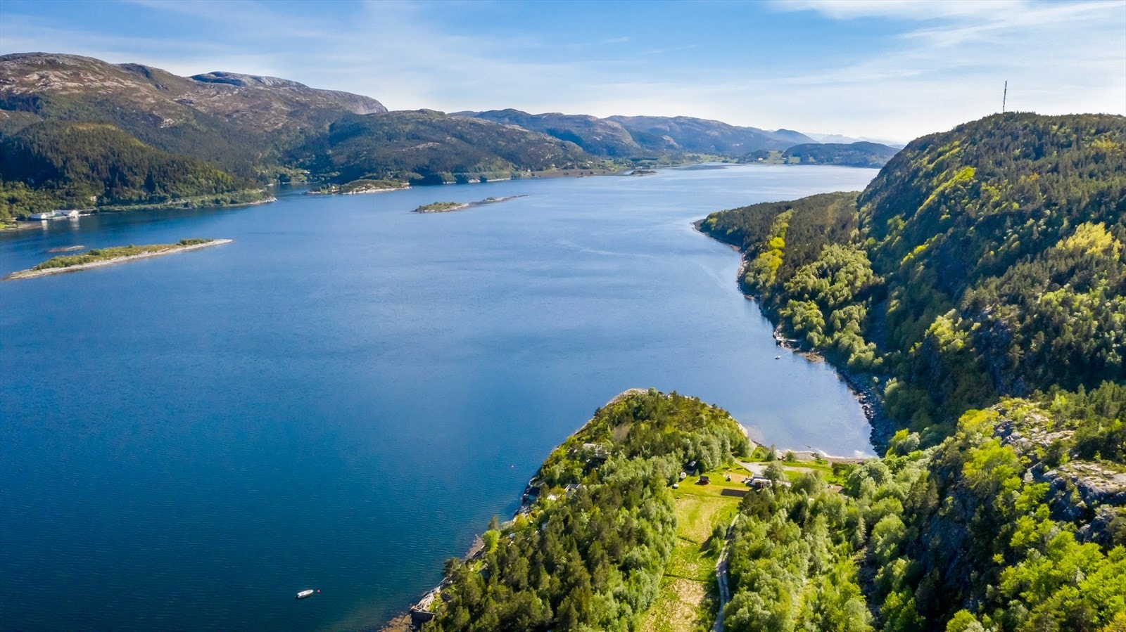 Det er utsikt til Stjørnfjorden som er rik på fisk, og byr på mulighet til fangst av både sild, makrell, krabbe, torsk, sei, ørret og laks. Galleribilde