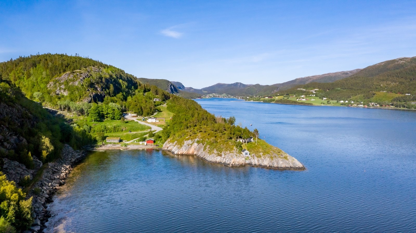 Fritidstomtene ligger i naturskjønne omgivelser med nærhet til fjorden. Galleribilde