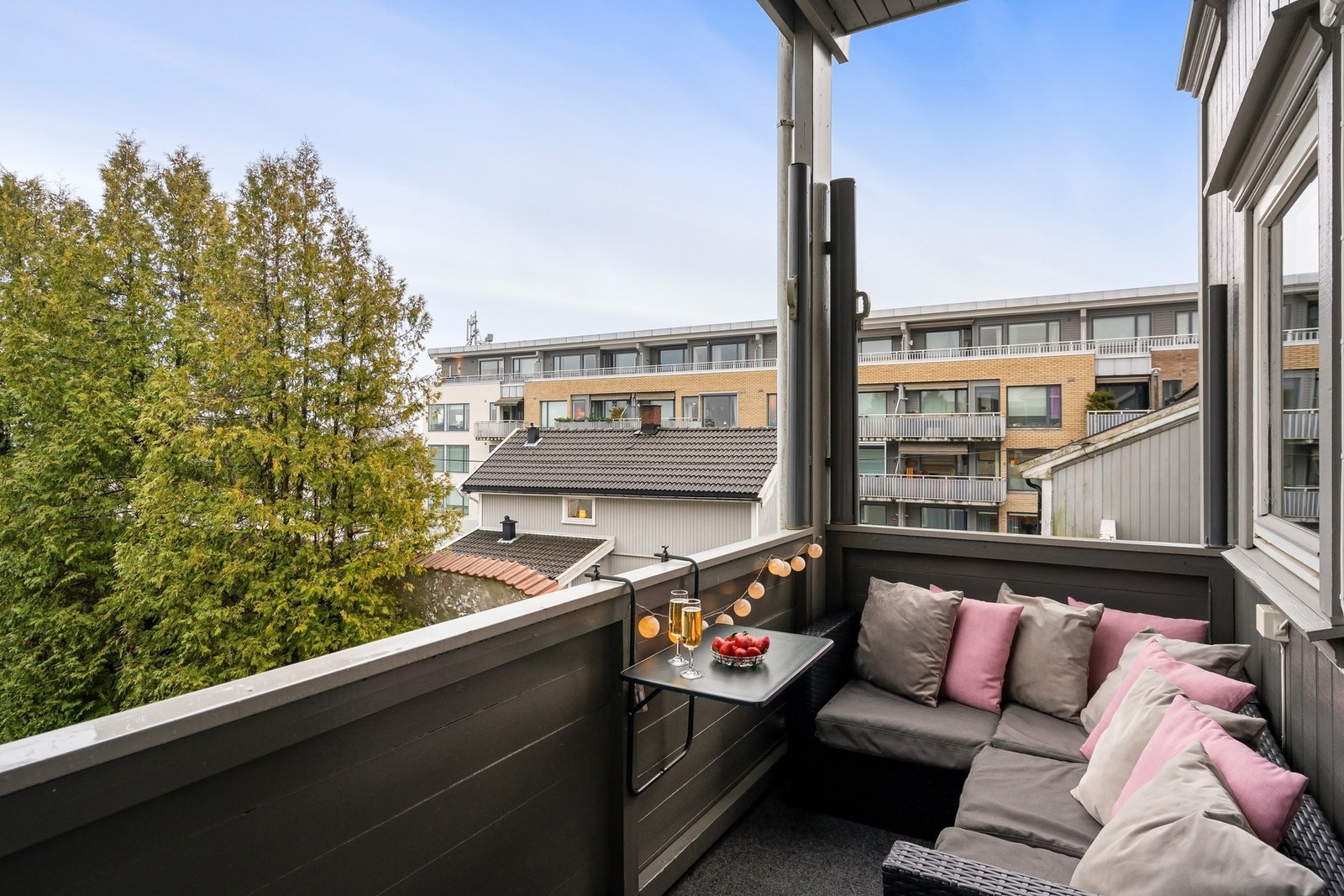 Utenfor inngangen er det en hyggelig overbygd uteplass i felles svalgang som vender mot nord-øst. Galleribilde