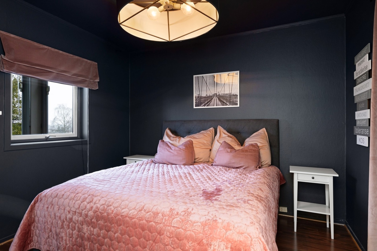 Soverommet i leiligheten med plass til dobbeltseng og nattbord. Galleribilde