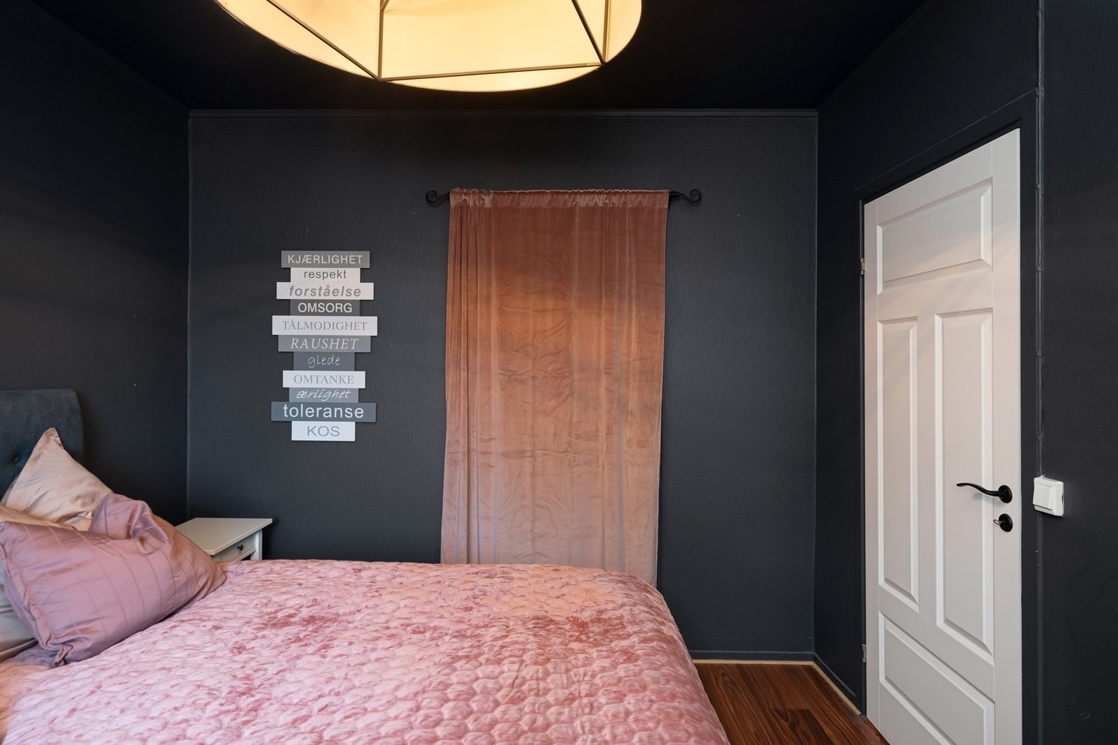 Bak forhenget er det en bod som benyttes som walk-in closet. Galleribilde