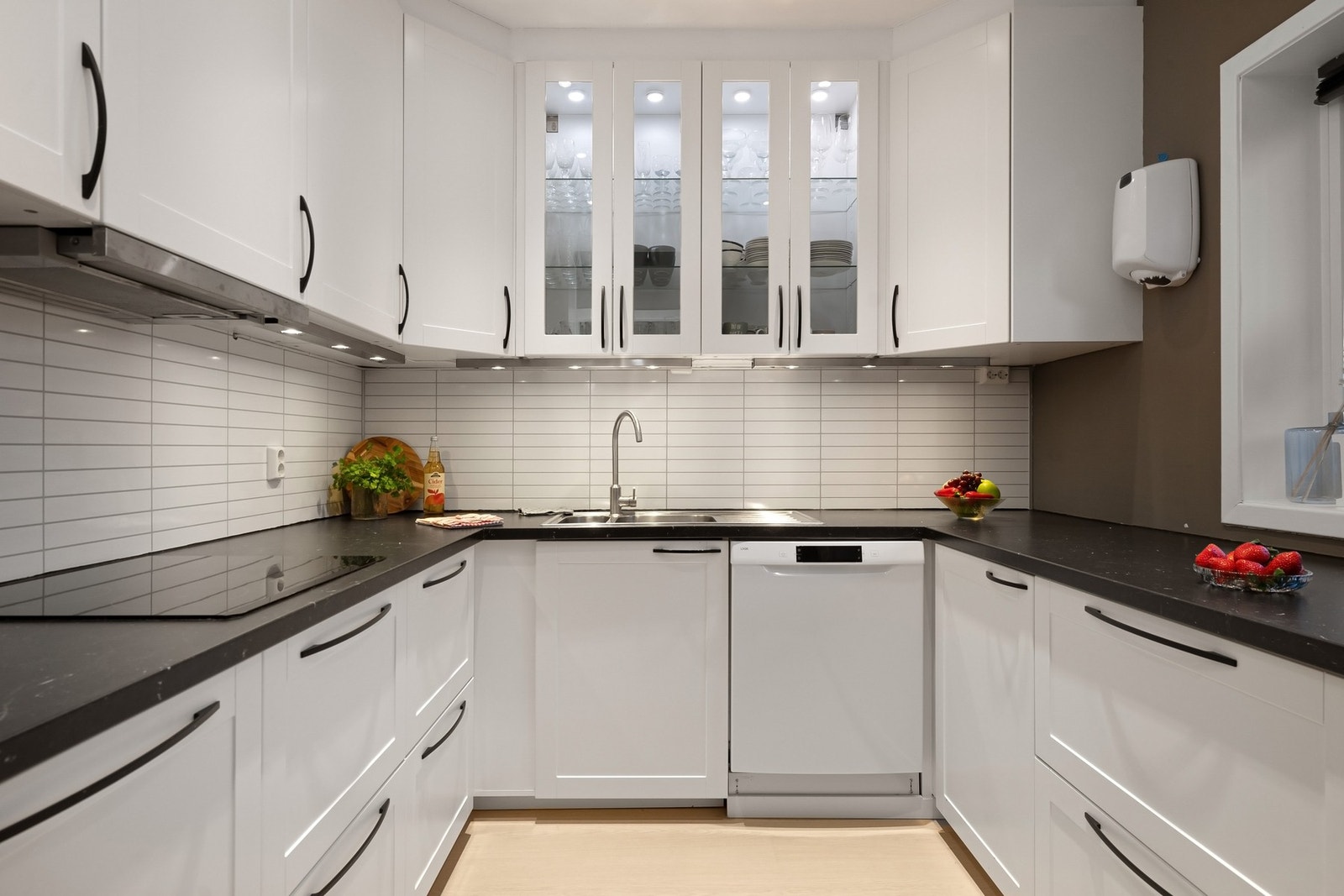 Et pent og praktisk kjøkken med god skap- og benkeplass. Galleribilde