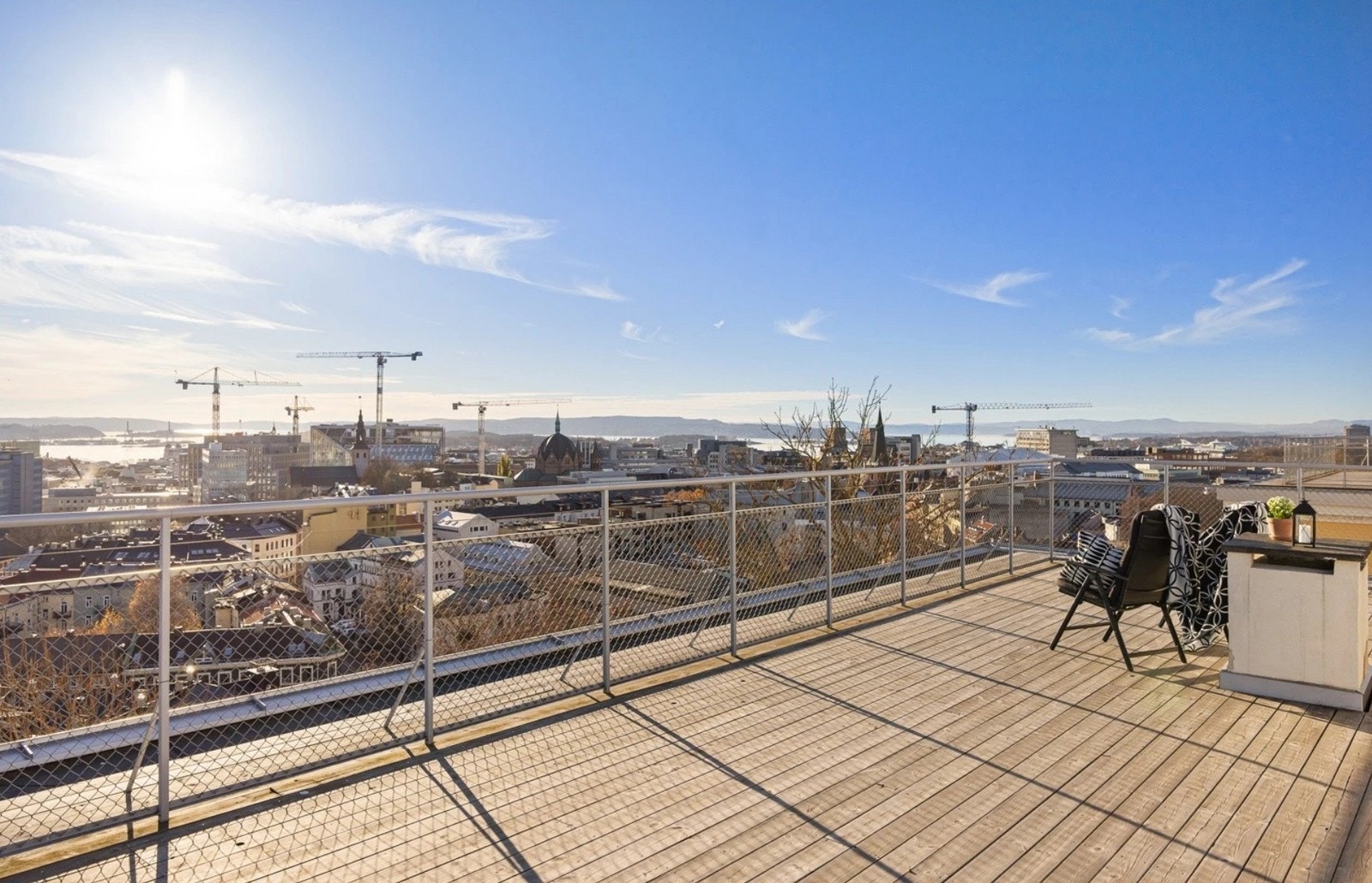 Stor takterrasse med panoramautsikt Galleribilde