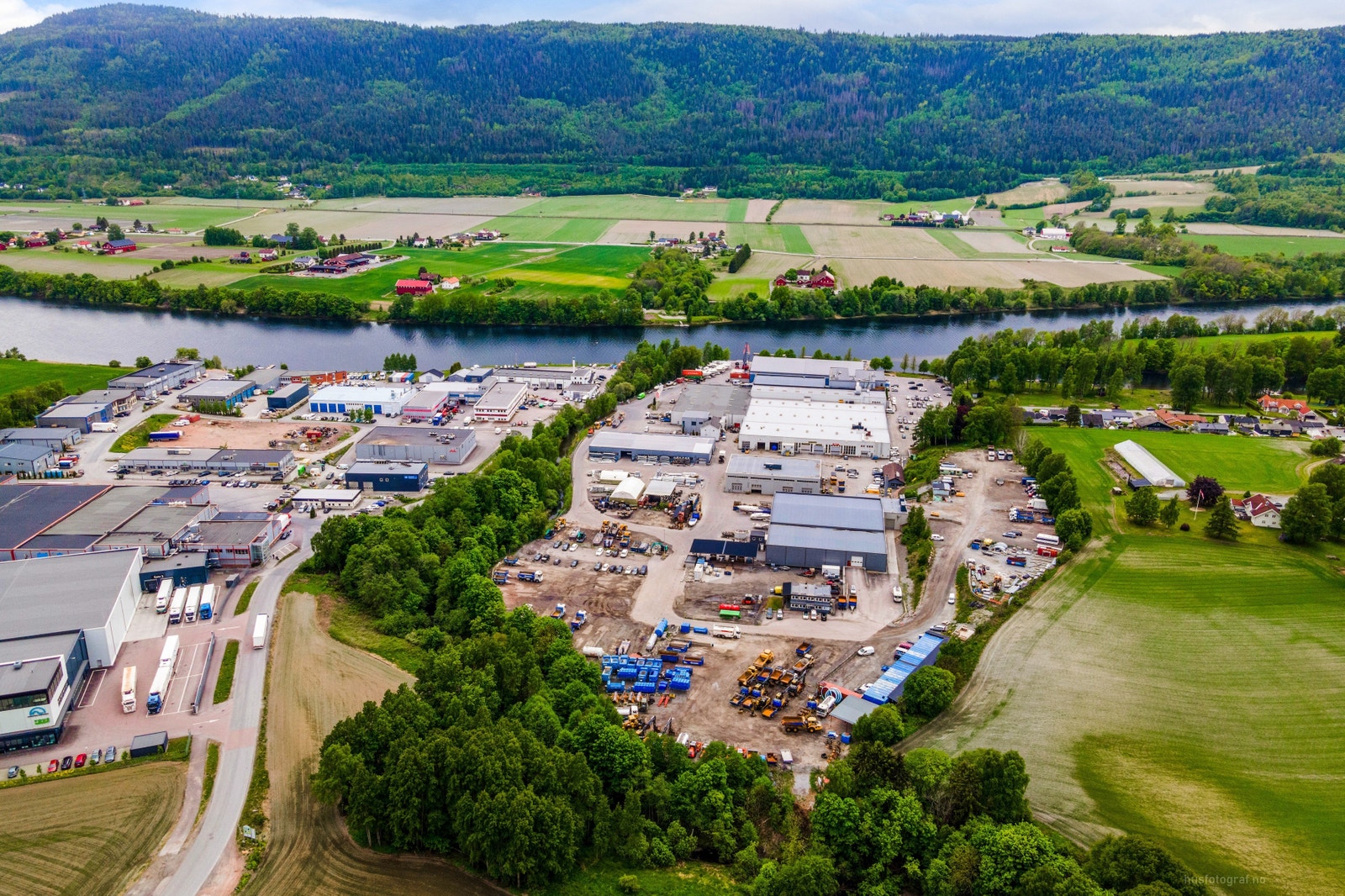 Tomt på i overkant av 80 mål og gode muligheter for utelagring / oppstilling etter nærmere avtale Galleribilde