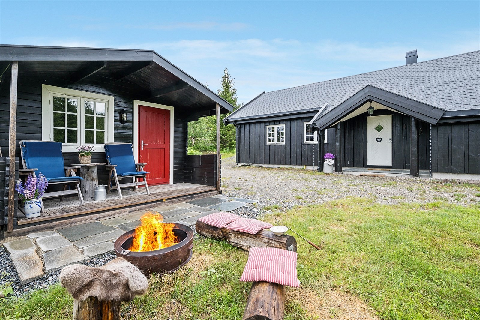 På "tunet" finner vi et veldig koselig anneks/bod med fantastisk kveldssol Galleribilde