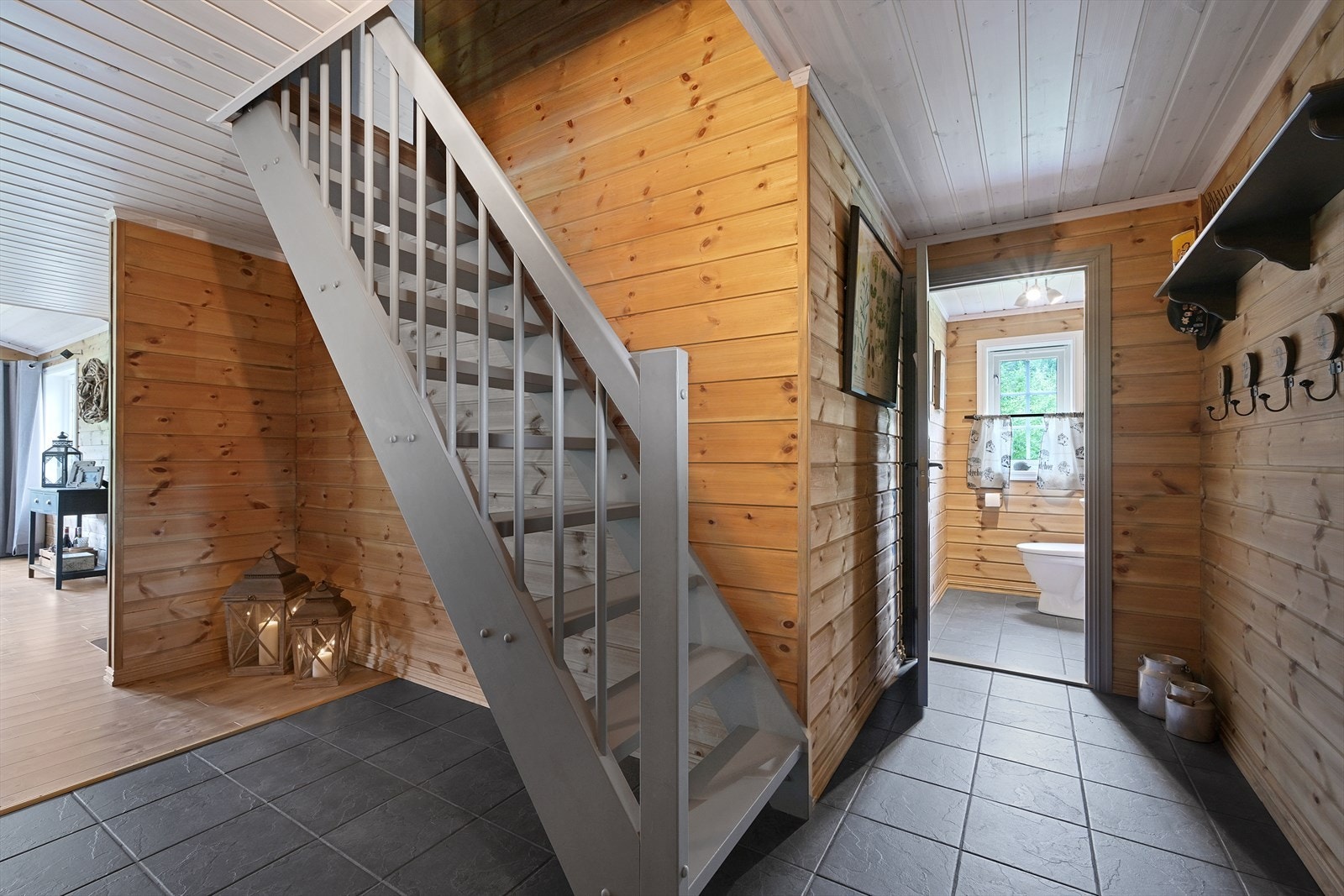 Trapp opp til andre etasje i gangen Galleribilde