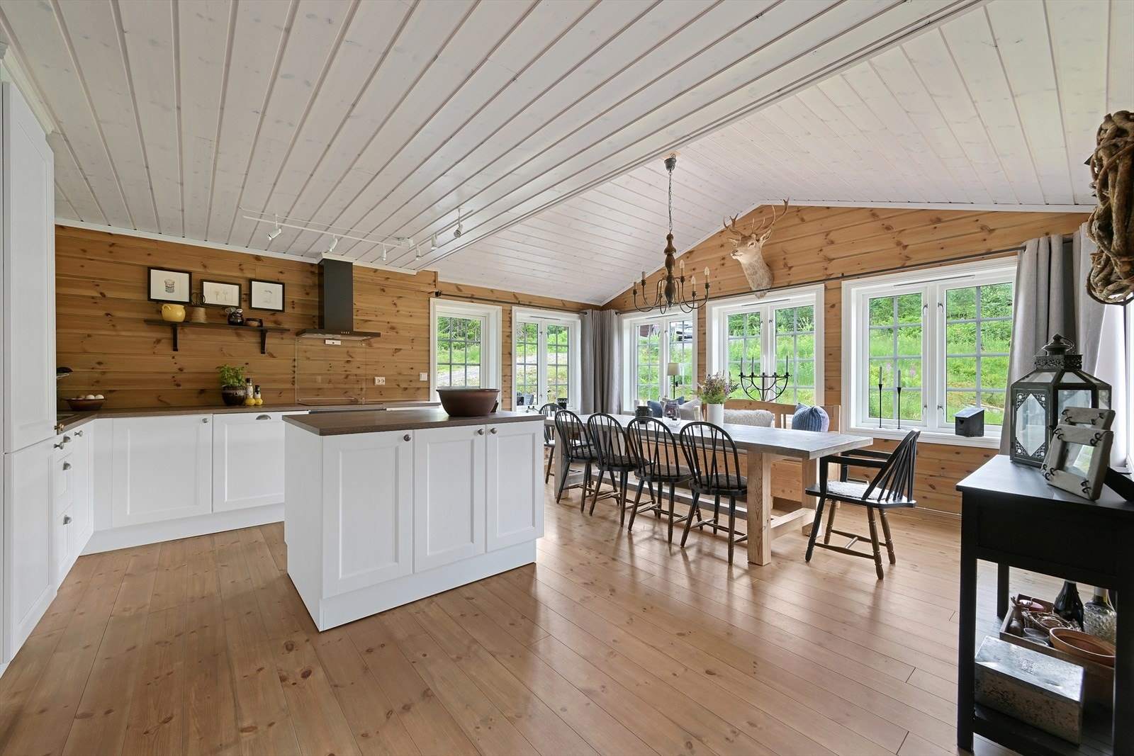 Åpen løsning mellom stue og spisestue Galleribilde