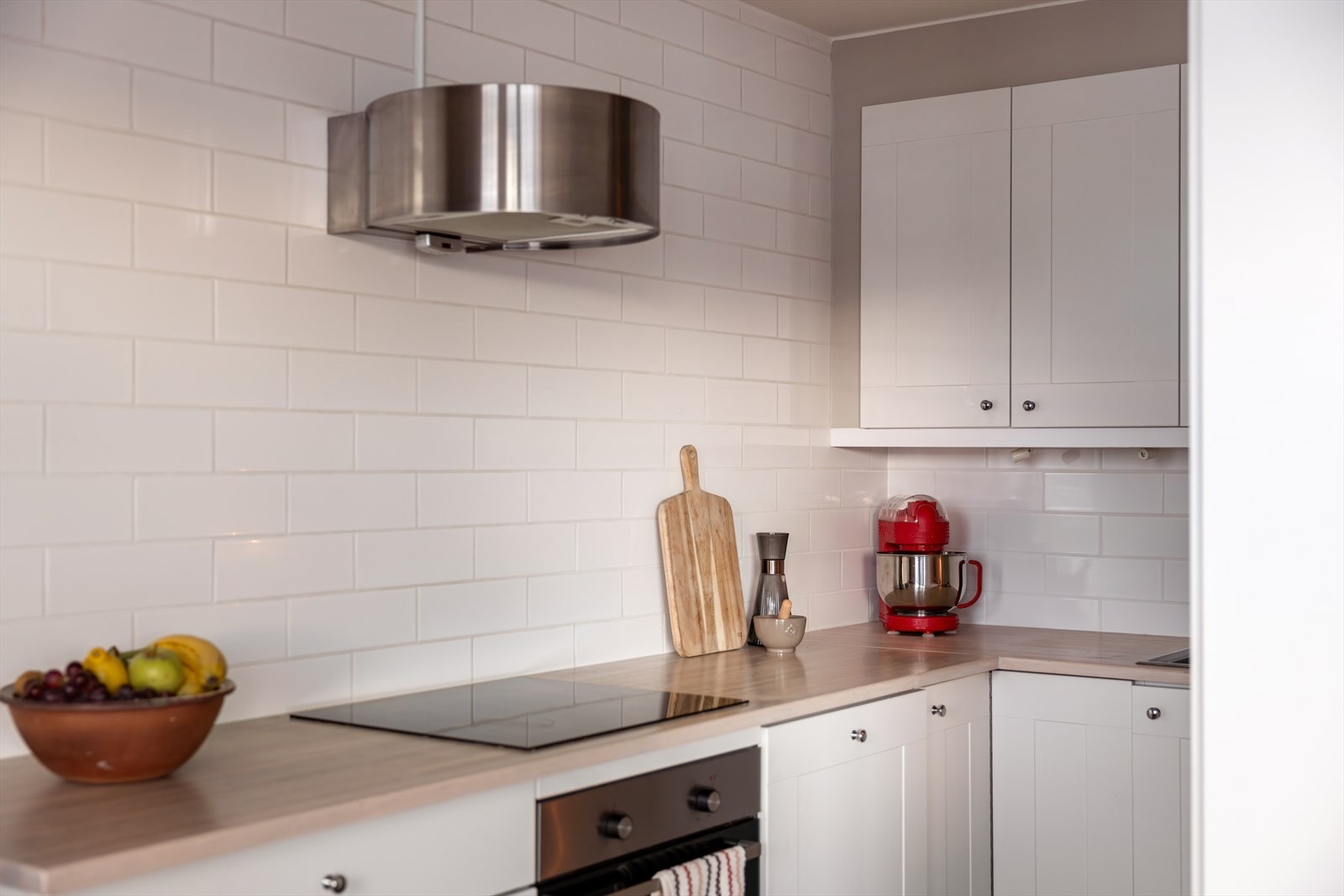 Her får du et pent og stort kjøkken fra Kvik som er tilpasset oppholdsrommet på en god måte. Galleribilde