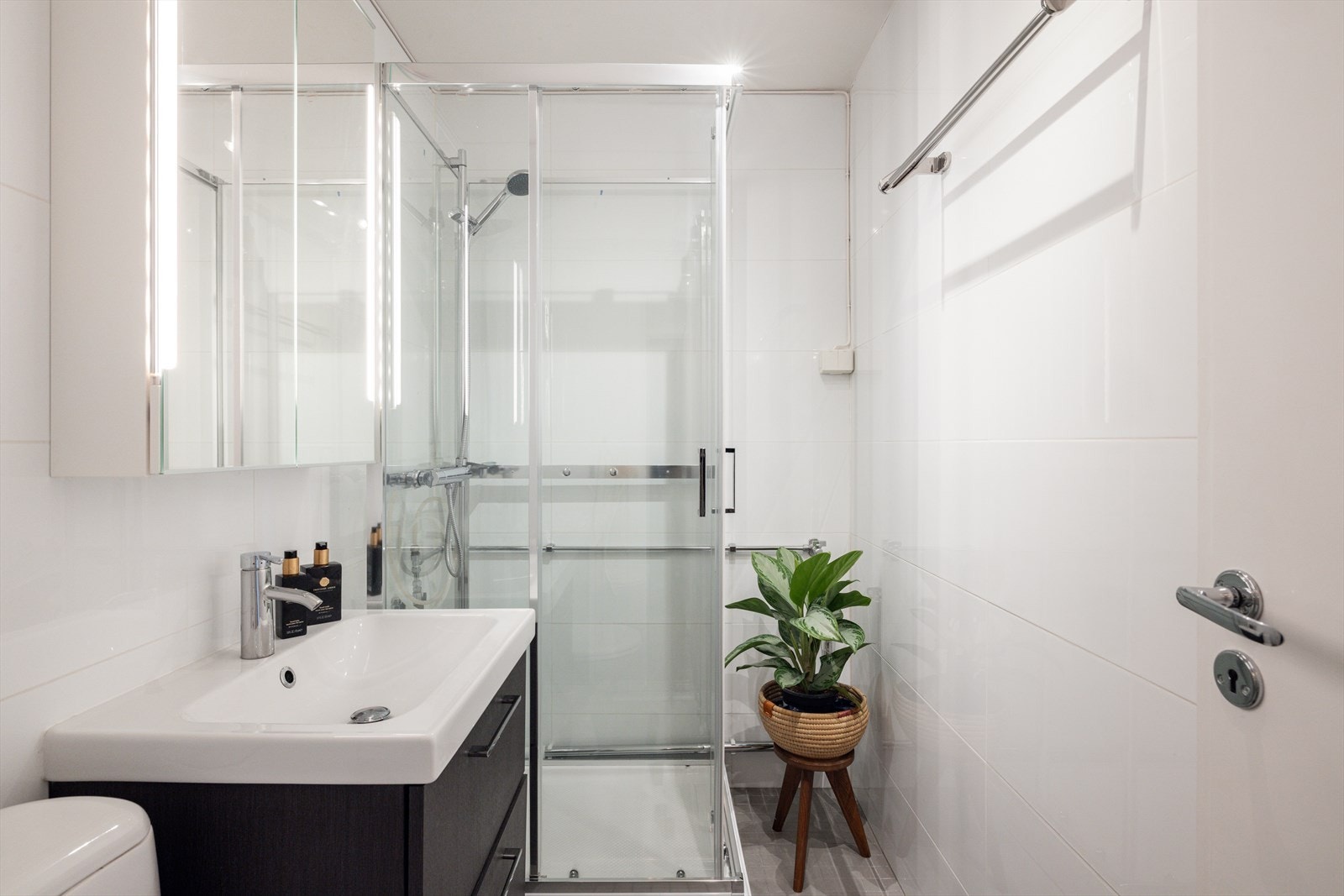 Badet har flislagte overflater med elektriske varmekabler i gulv. Galleribilde