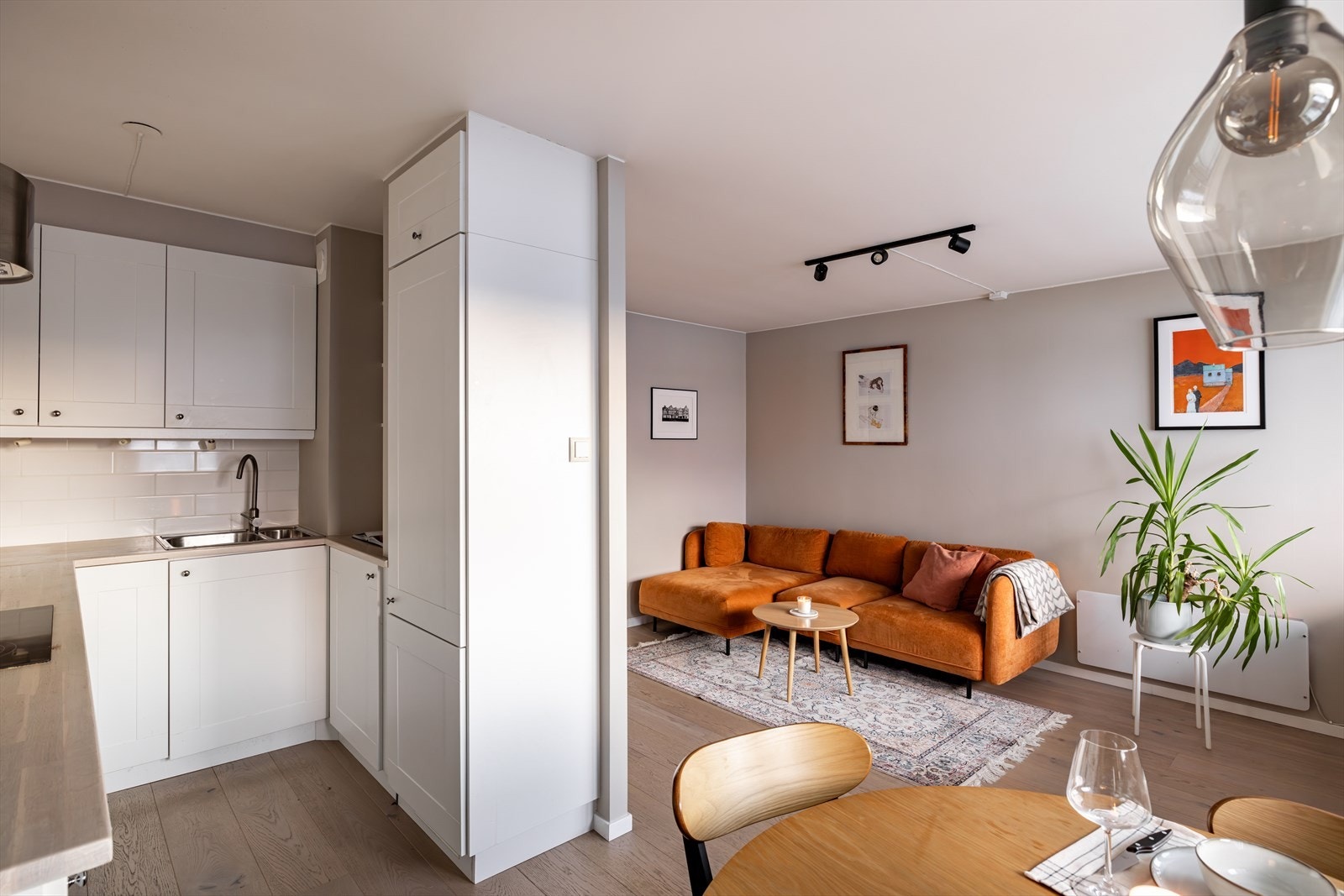 Kjøkkenet er i åpen løsning mot stuen men er delvis avskjermet med vegg. Galleribilde