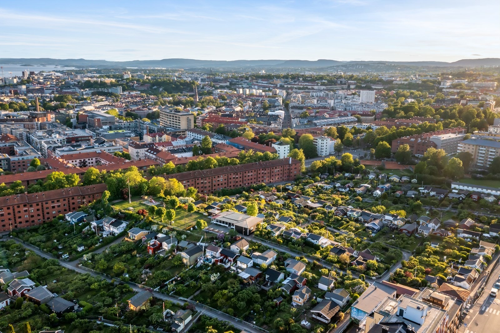 Eiendommen ligger attraktivt til på Rosenhoff i bydel Grünerløkka, med gangavstand til alt av byens fasiliteter. Galleribilde