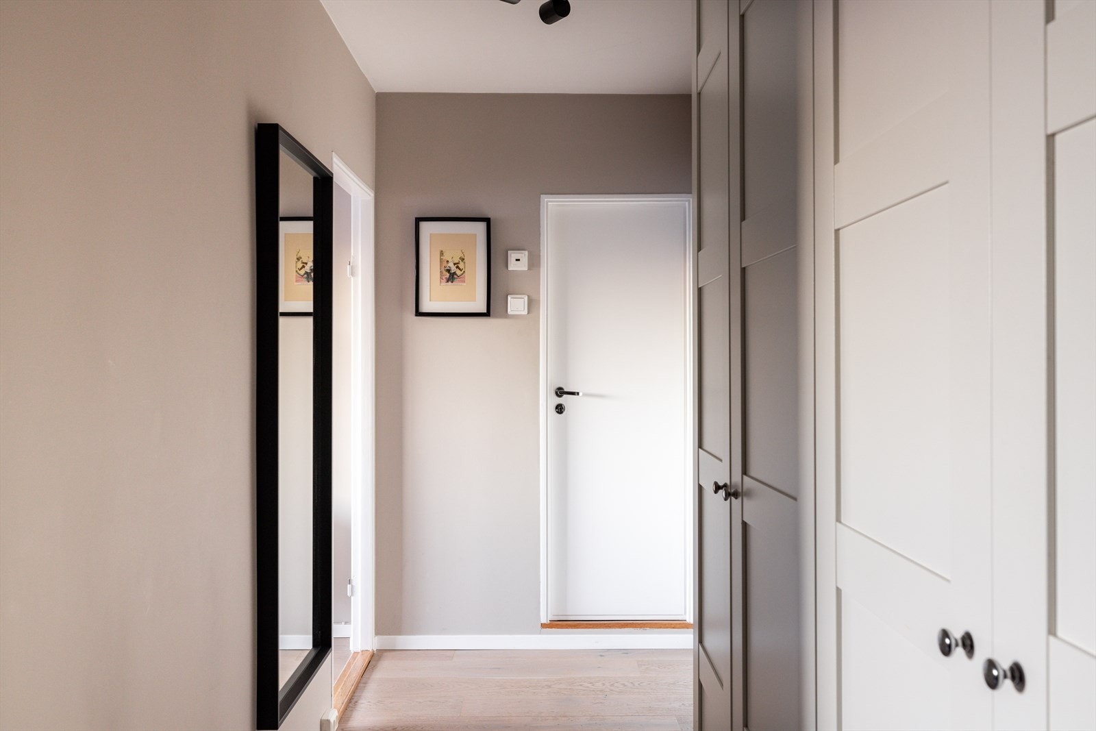 Innbydende entré med klesoppheng og plass til skoskap. Videre er dørcalling praktisk plassert i entré. Galleribilde