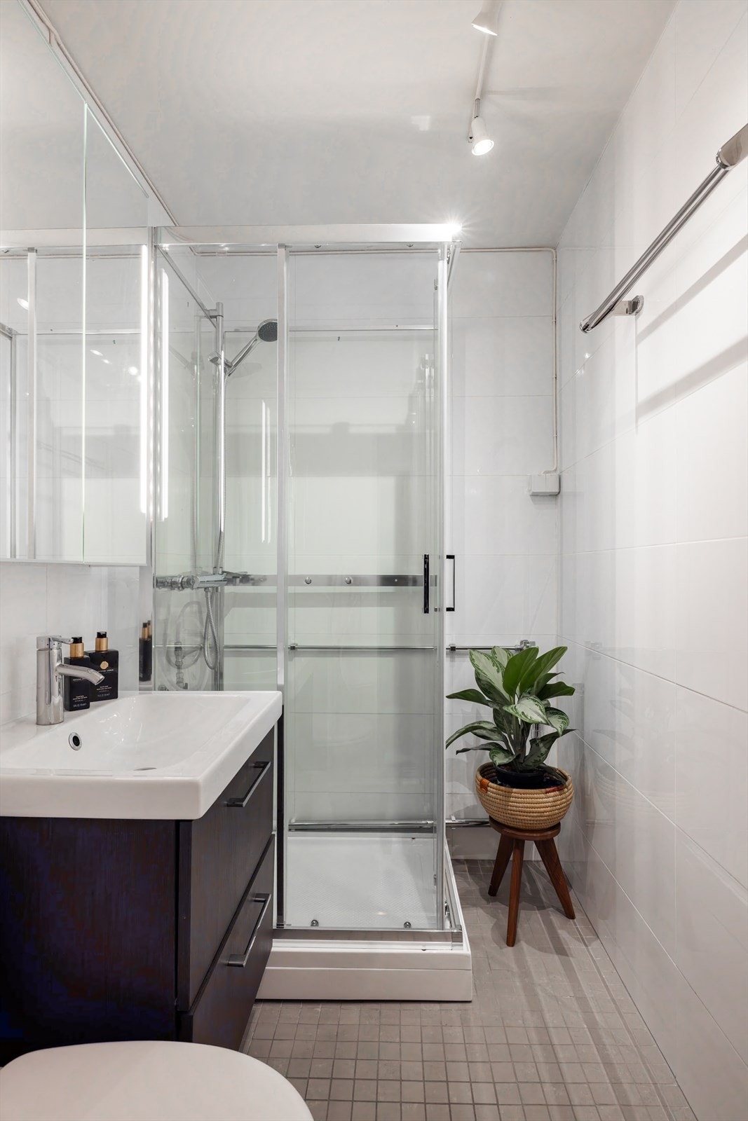 Pent flislagt bad med nye overflater, varmekabel og innredning fra 2016. Galleribilde