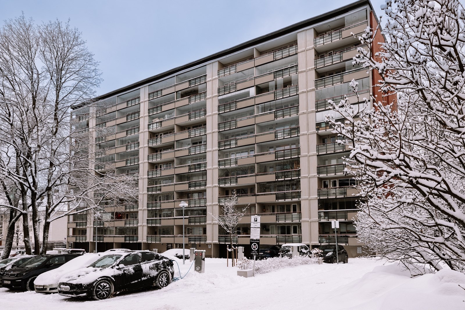 Borettslaget disponerer 15 garasjeplasser og 56 utendørs parkeringsplasser med ladestasjon som leies ut etter venteliste. Galleribilde