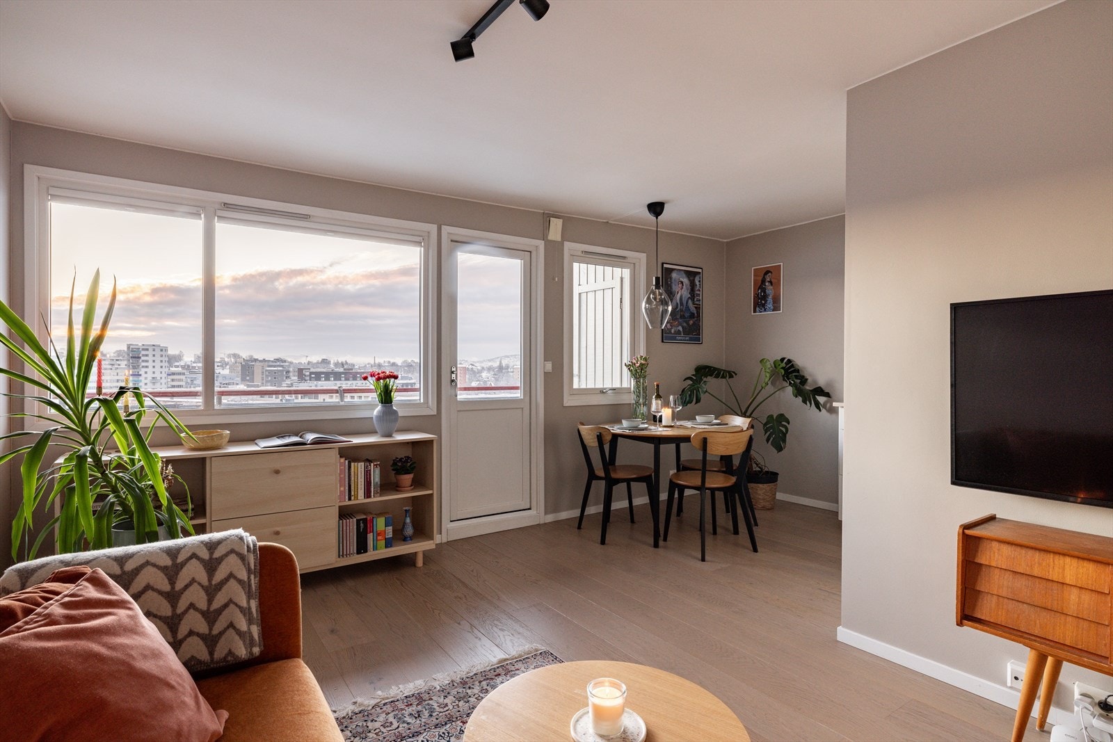 Et fantastisk flott rom med store vindusflater som slipper inn rikelig med naturlig lys. Galleribilde