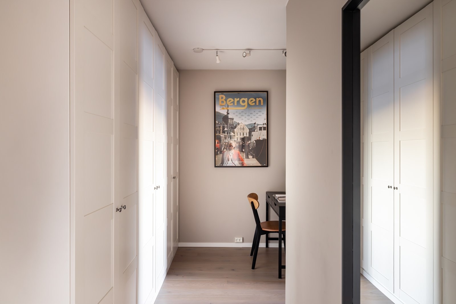 Mellomgang med plass til skrivebordspult Galleribilde