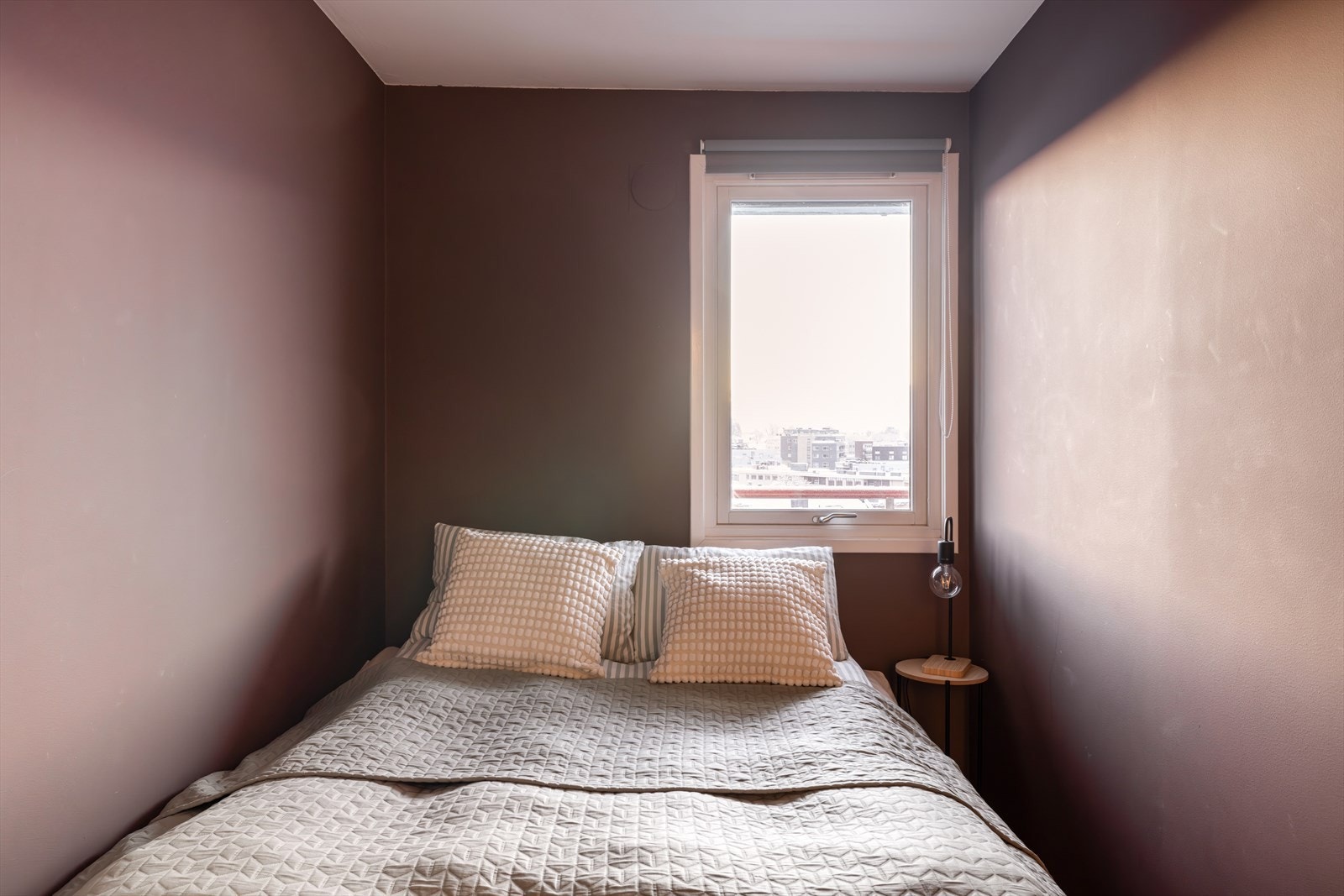 Videre følger det garderobeskap til oppbevaring samt plass til kommode under vindu. Galleribilde