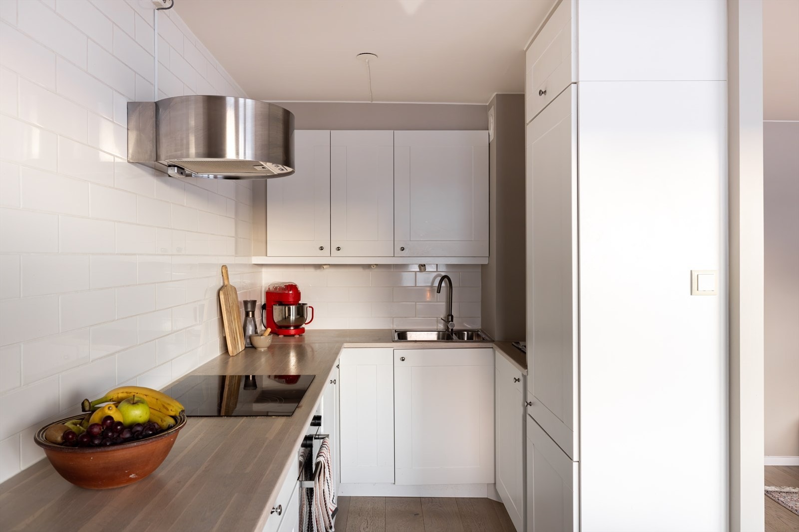 Kjøkkenet er praktisk innredet for maksimal utnyttelse og har oppbevaring i over- og underskap. Galleribilde