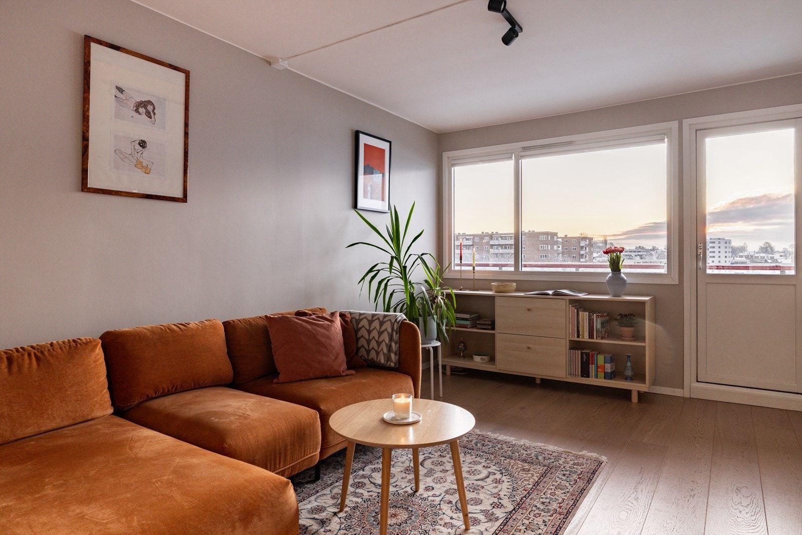 Leiligheten holder en gjennomgående god standard med normal bruksslitasje. Galleribilde