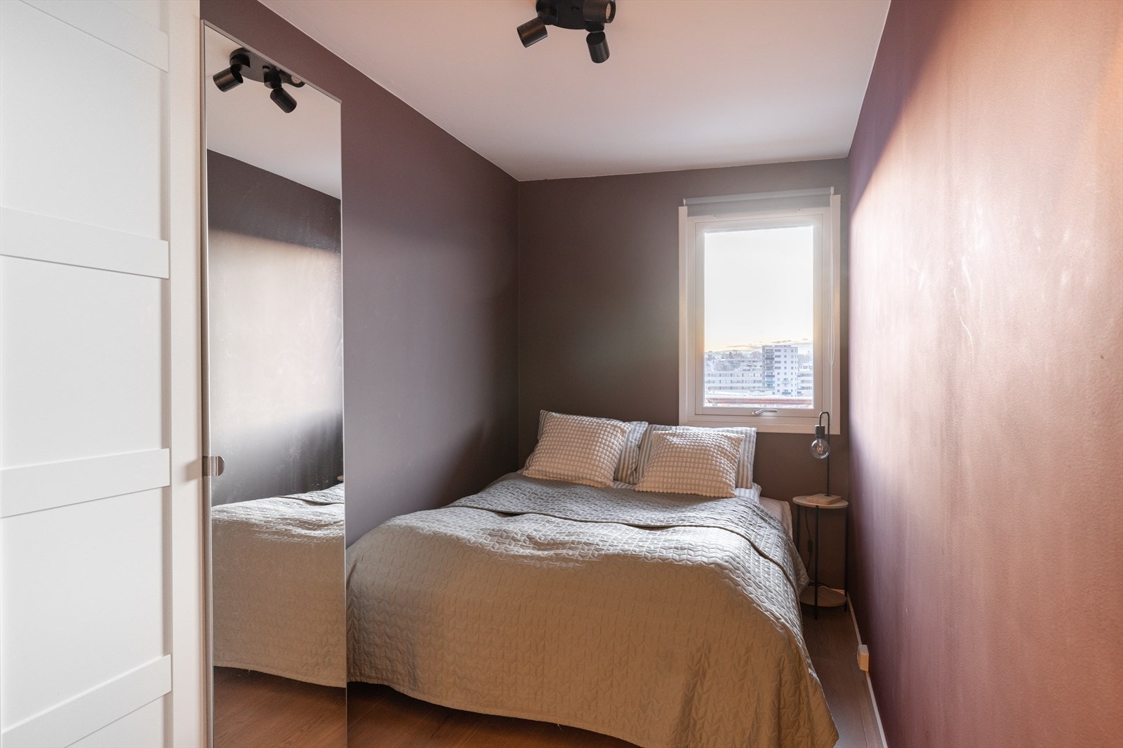 Pent soverom malt i behagelige farger med plass til dobbeltseng. Galleribilde