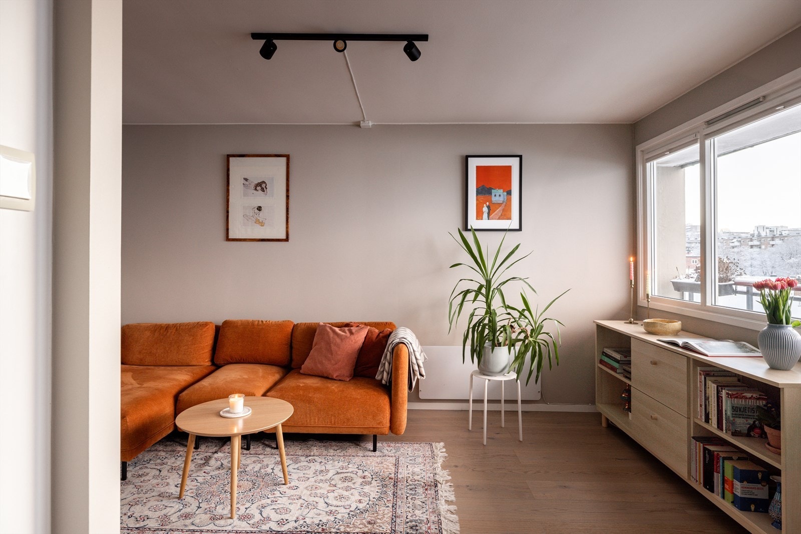 Stuen er av fin størrelse med plass til både sofagruppe med tilhørende møblement. Galleribilde