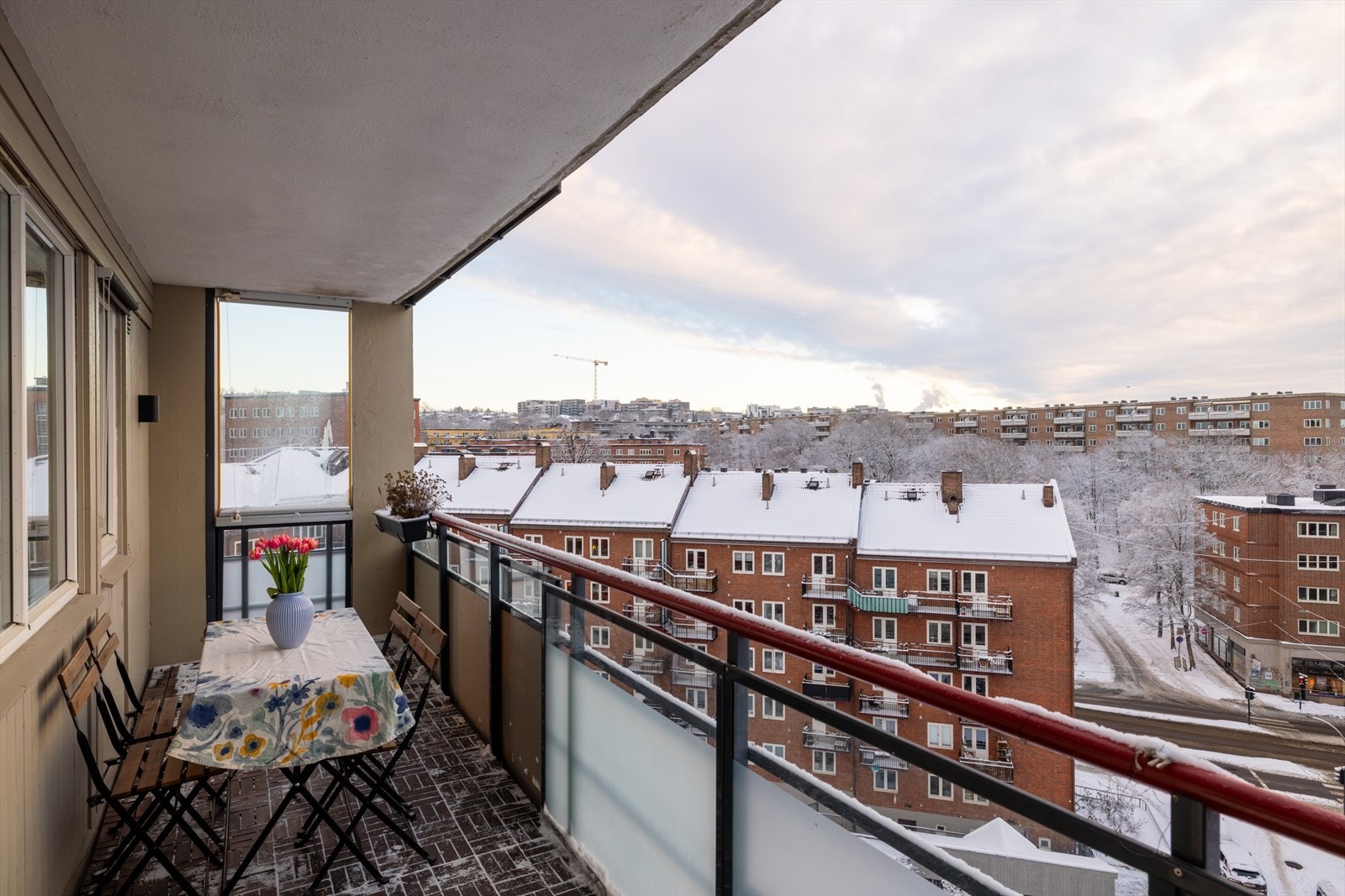 Det er lagt lunt tredekke på gulvet og balkongen kan lukkes igjen med innglassering om vinteren. Galleribilde