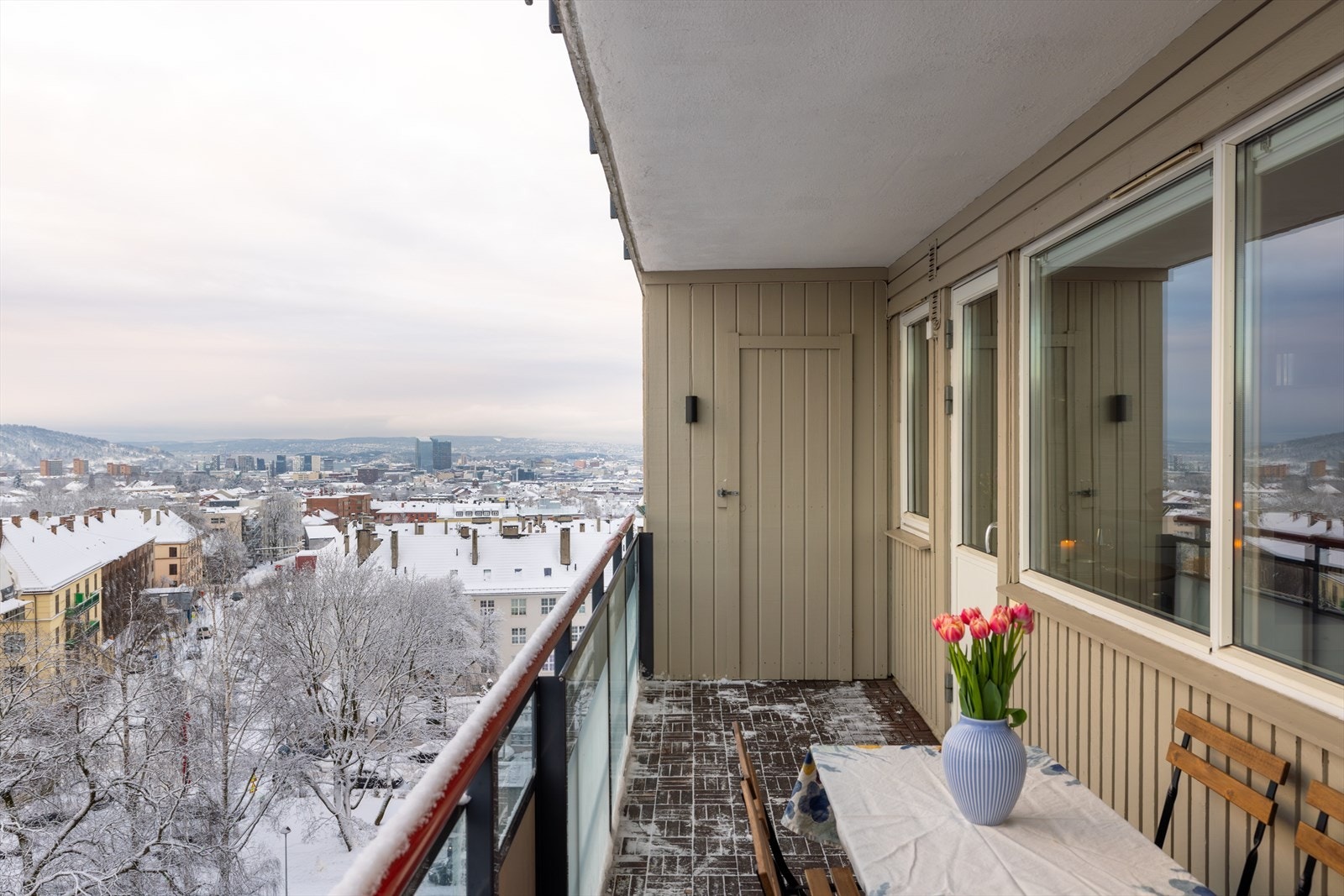 Joakim Hjelm ved Nordvik ønsker velkommen til Dynekilgata 15! Galleribilde