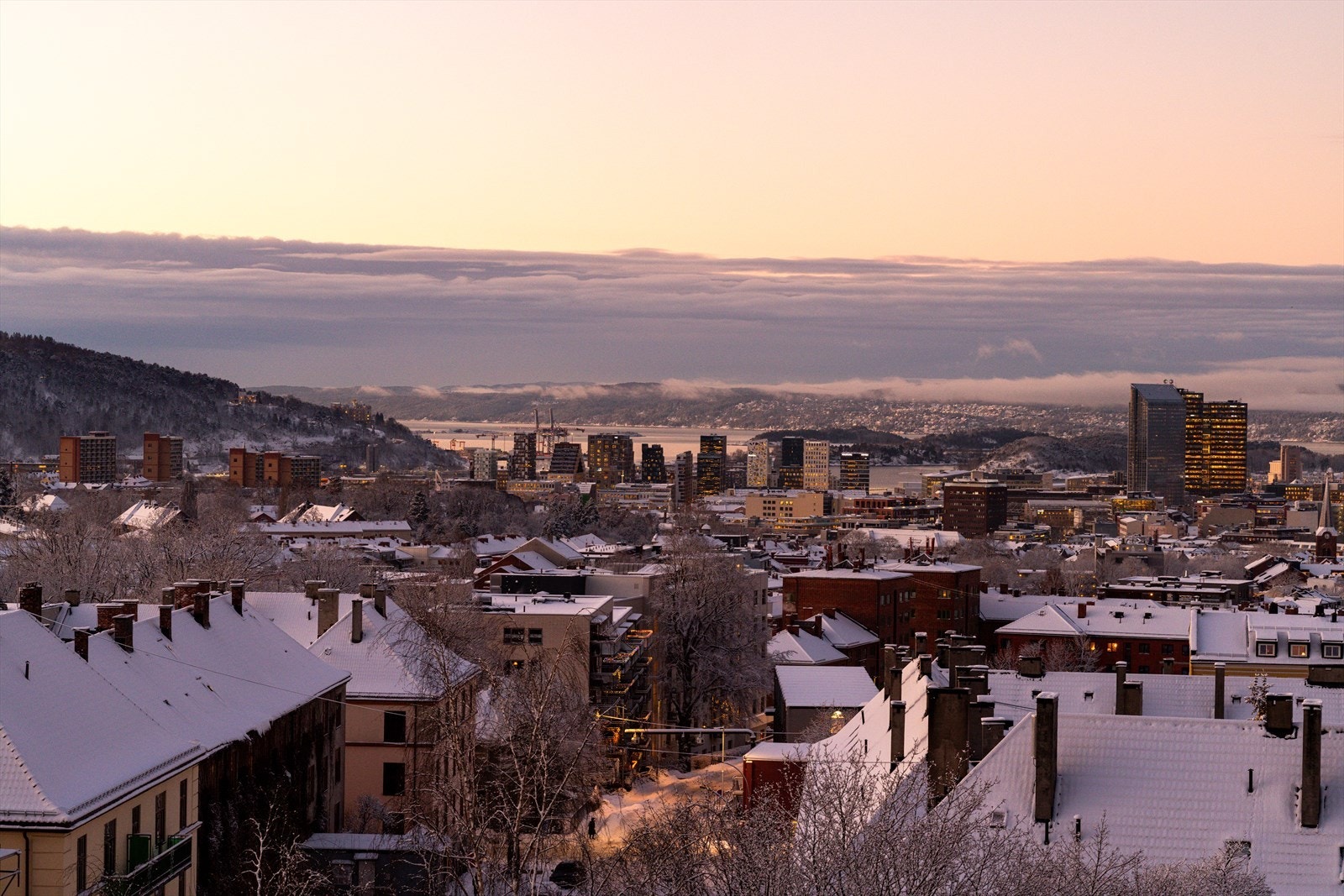 En høytliggende 2-roms i 9. etasje med solrik balkong på hele 9 kvm. med spektakulær utsikt over fjord og by! Galleribilde