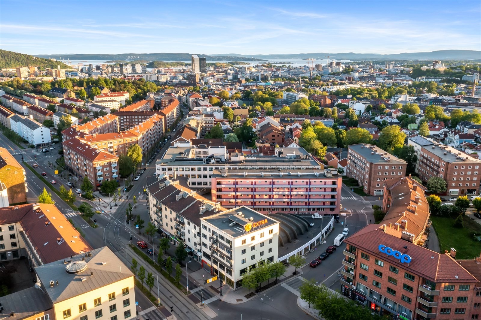 Kort gangavstand til Carl Berner med variert servicetilbud og kollektive forbindelser. Galleribilde