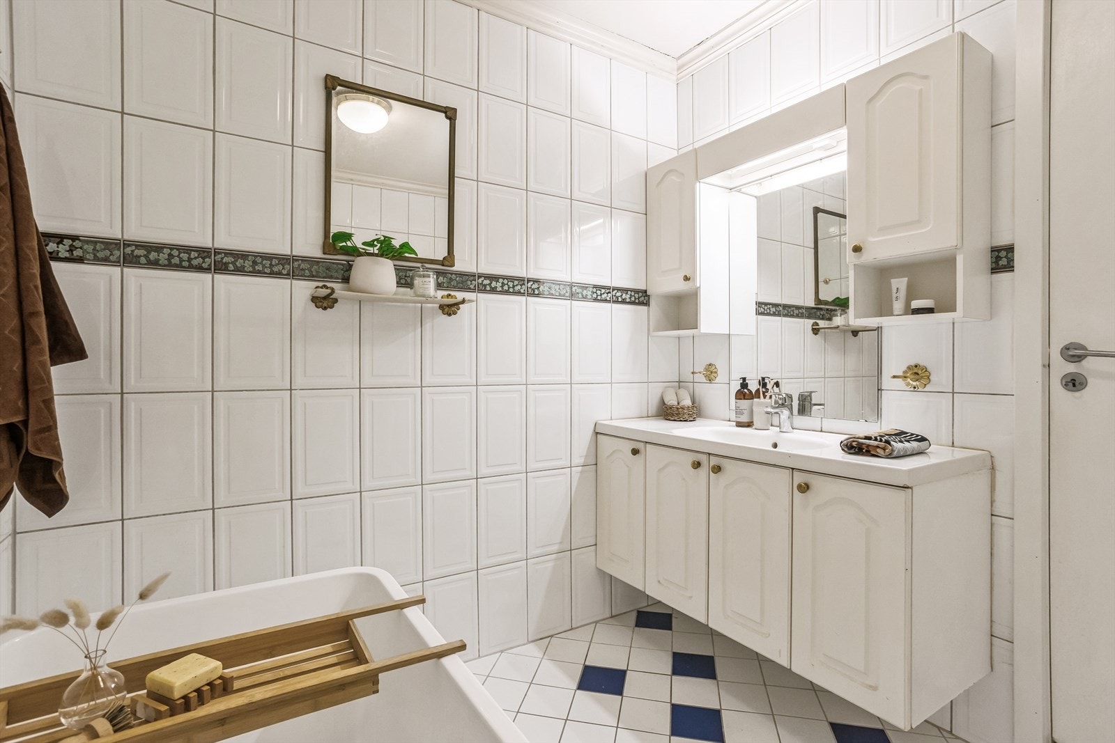 Det er varme i gulv på badet, toalettrom, entré og hall Galleribilde