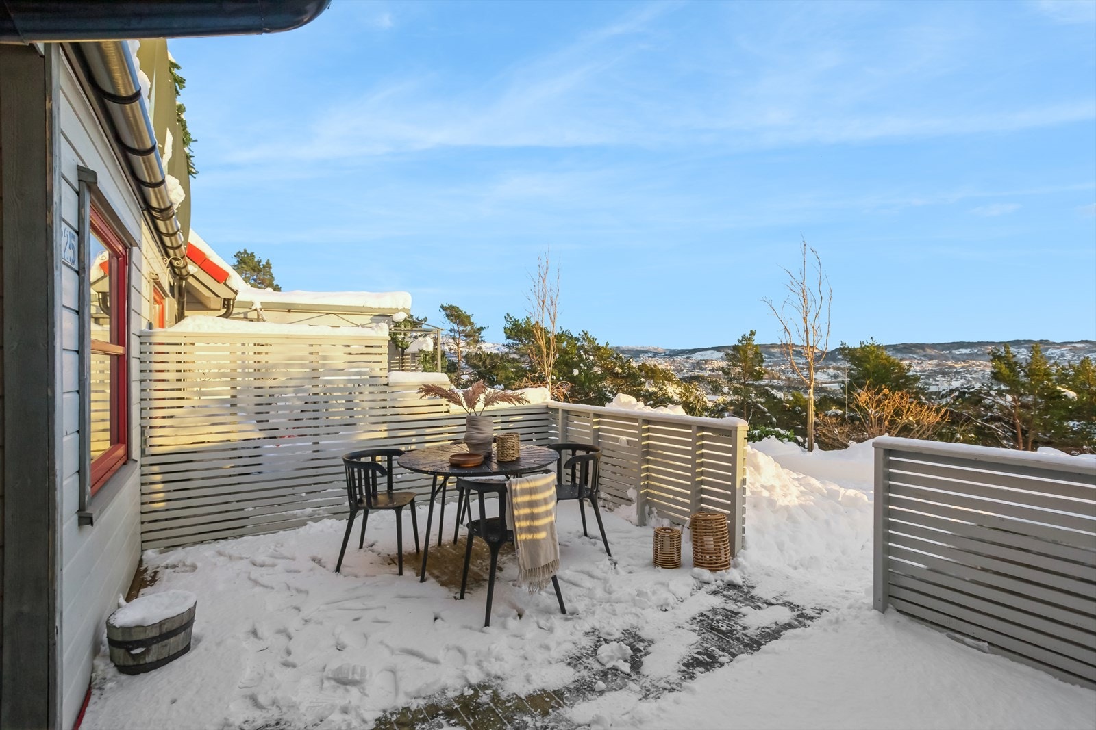 Terrasse på ca. 18,5 m² med god plass til en fin utegruppe. Terrassen har også en utebod på ca 4,8 m² Galleribilde