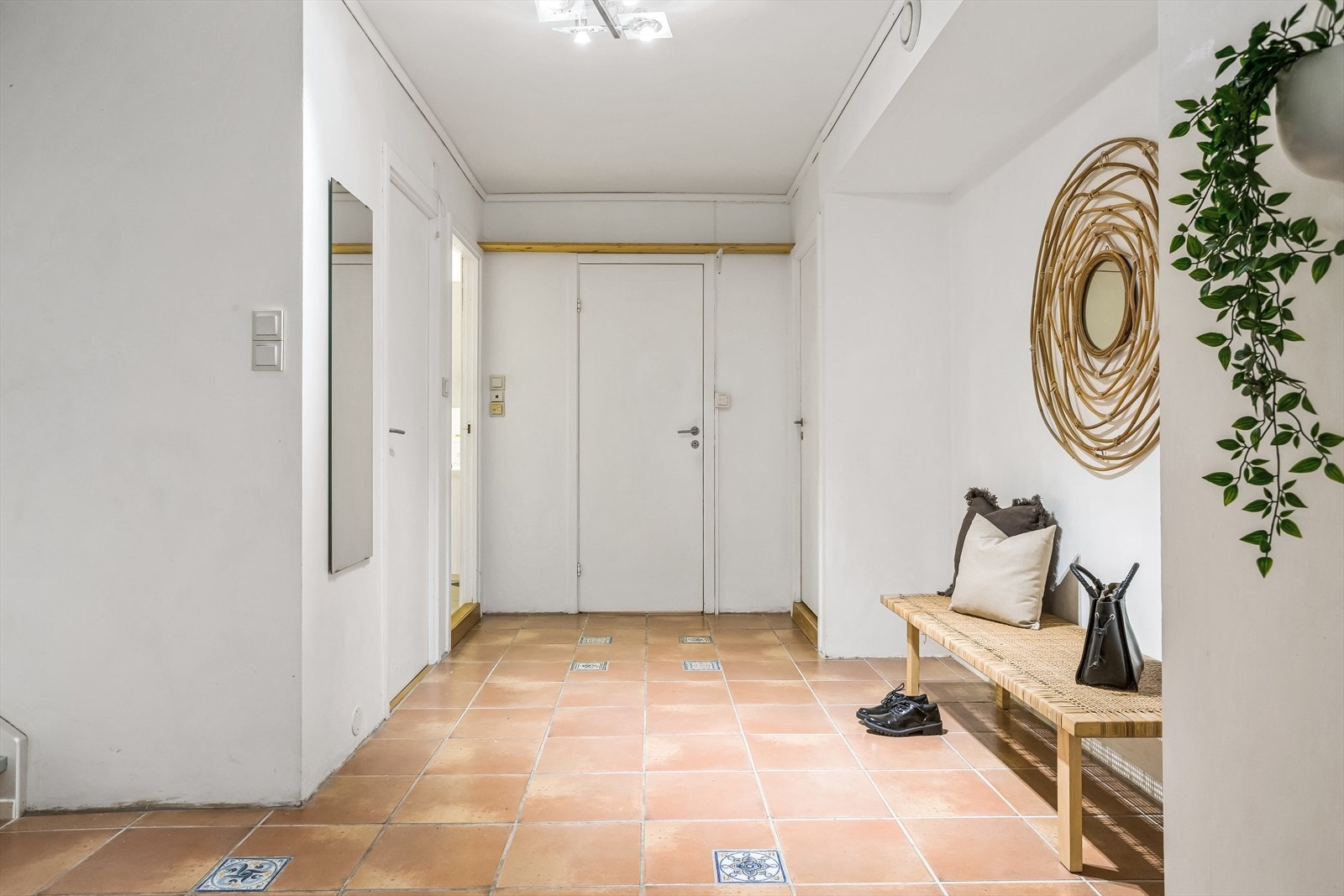 Romslig hall med trapp på ca. 16 m². Hallen har god plass til oppheng til yttertøy og et garderobeskap Galleribilde