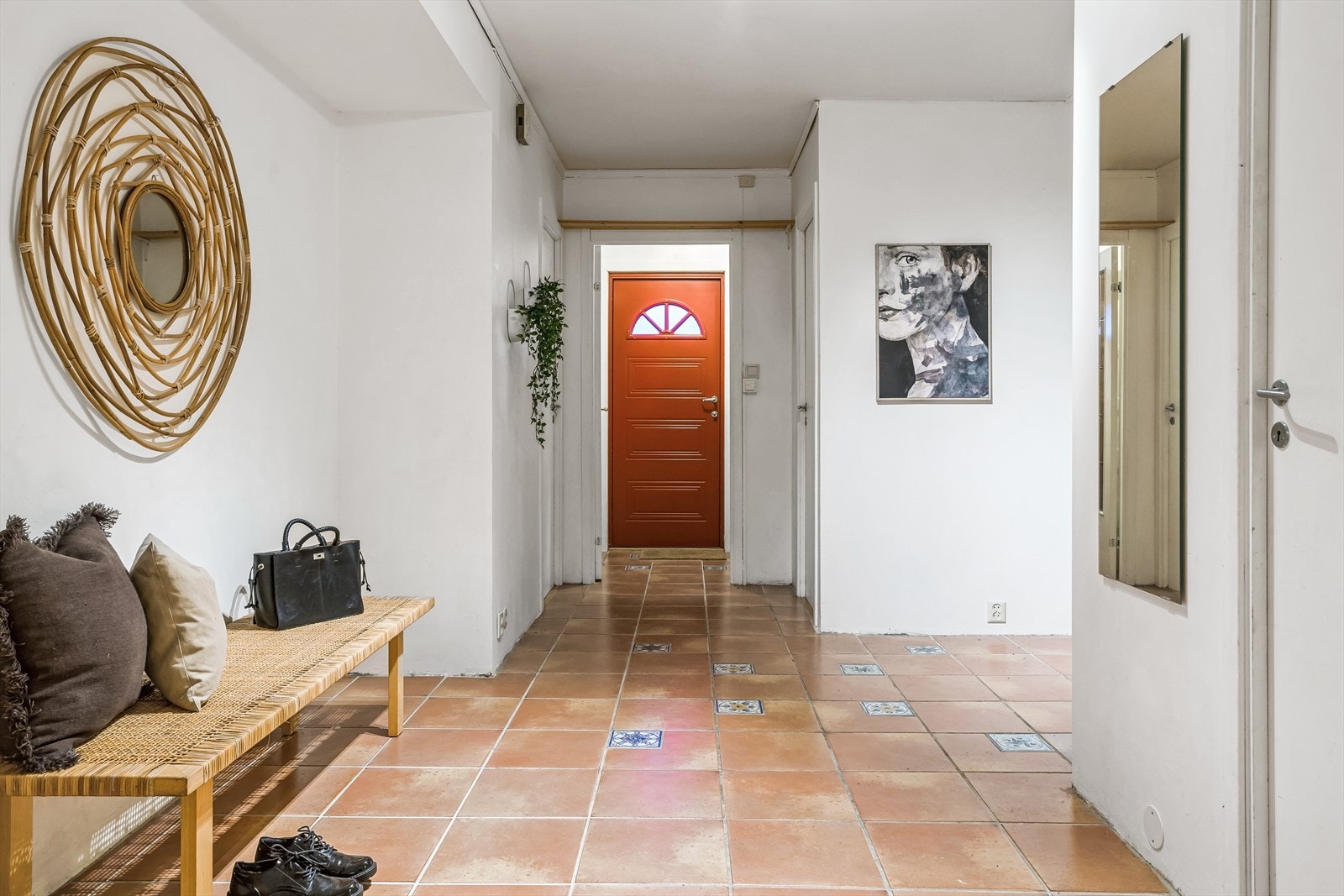 I 1. etasje er det også en innvendig bod og et vaskerom med opplegg for vaskemaskin og tørketrommel Galleribilde