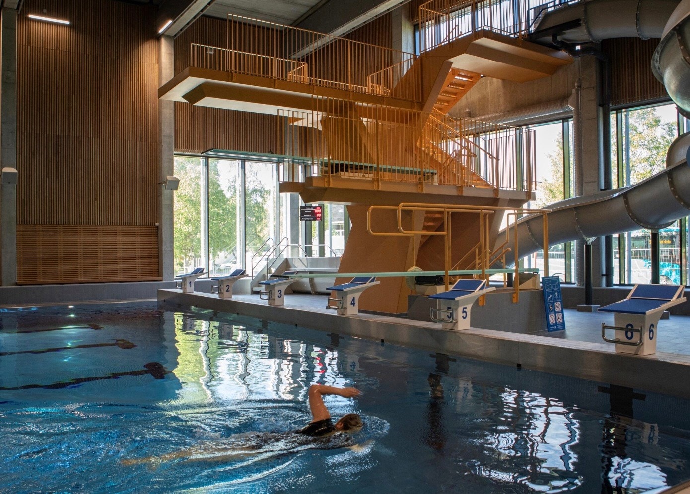 aktivitetshuset Å! byr på basseng, bibliotek, kino, scene, restaurant, kulturskole, fritidsklubb og frivilligsentral. Foto: Ingunn Grøntvedt Galleribilde