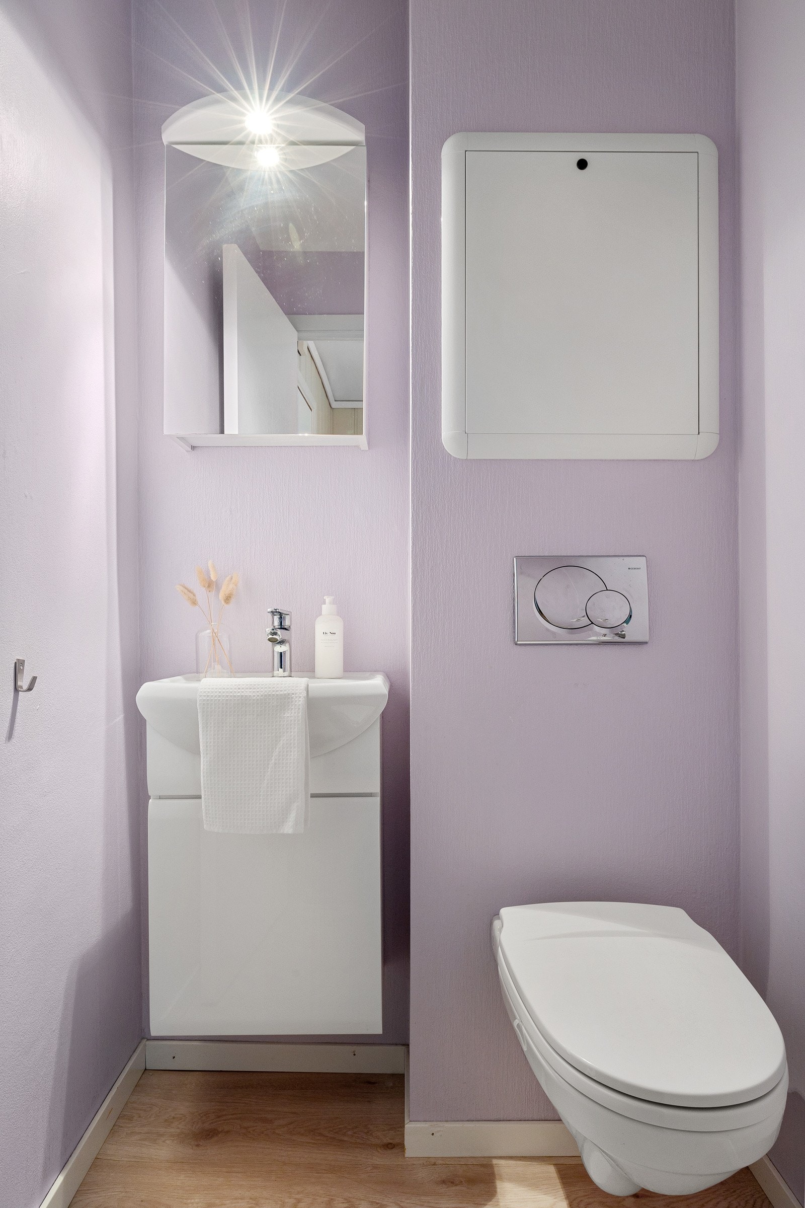 I tillegg til badet, har boligen et toalettrom som er praktisk plassert ved entréen. Galleribilde