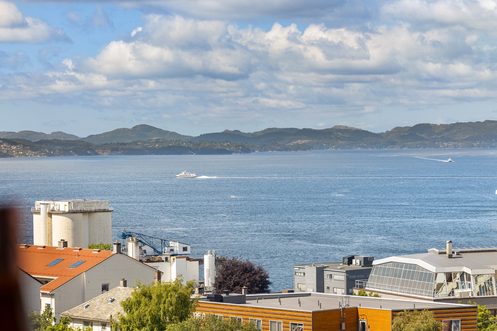 Boligen kan skilte med 4 soverom, balkong og garasjeplass for å nevne noe. Galleribilde