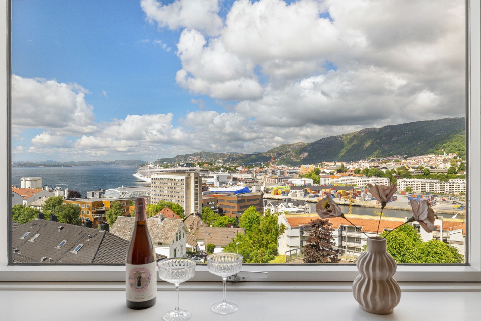 Du har nydelig utsikt over Bergen sentrum og Byfjorden. Galleribilde