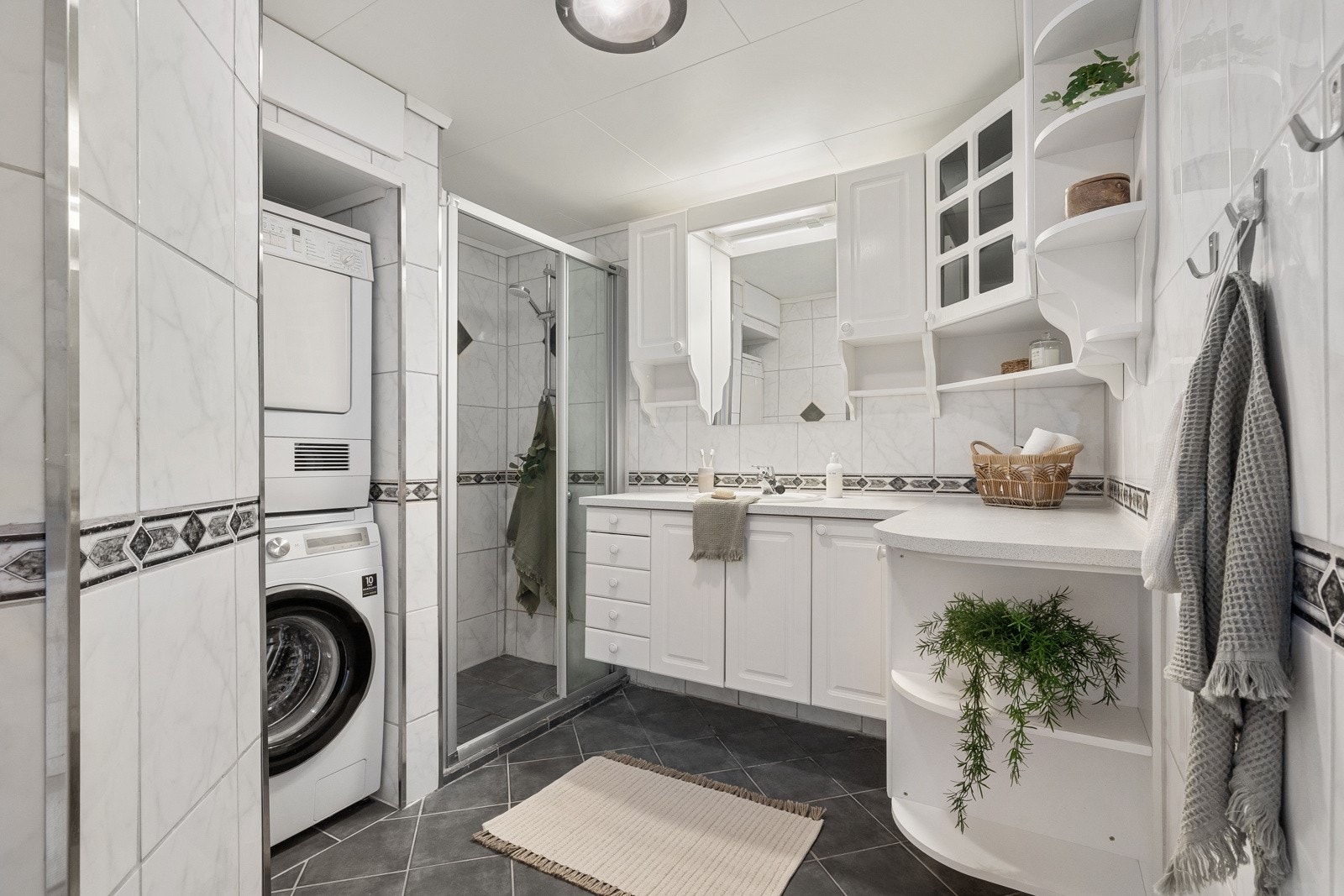 Badet er helfliset og har himlingsplater. Det er selvfølgelig varmekabler i gulv. Galleribilde