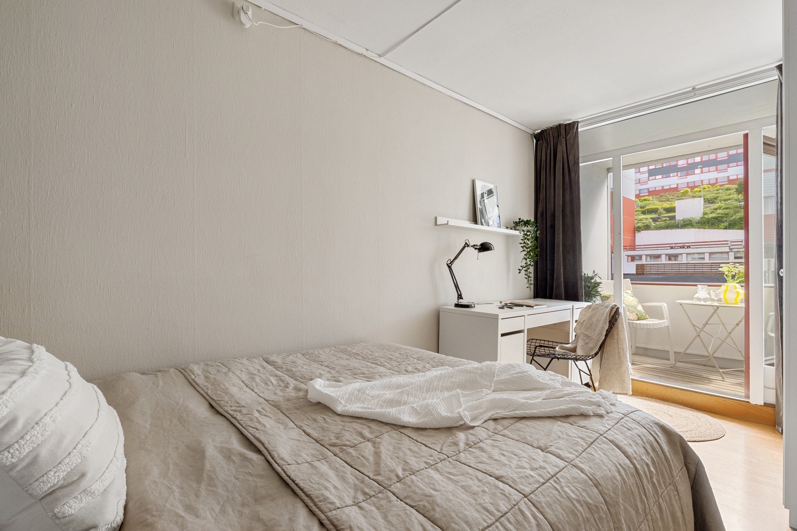 Soverom 1 måles til 10 kvm og har egen utgang til boligens balkong på 4 kvm. Galleribilde