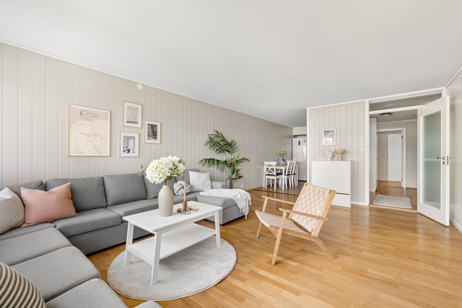 Her er det god plass til å innrede med både sofa- og spisegruppe. Galleribilde