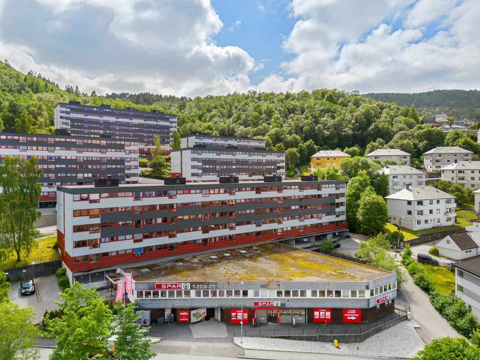Her får du en innholdsrik bolig med Spar-butikk i underetasjen, kort vei til hyppige bussavganger, kort vei til turstier og kort vei til sentrum. Galleribilde