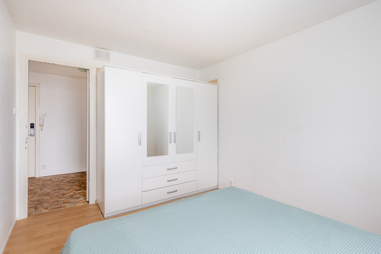 Overflater på soverommene er laminat på gulv og malte vegger. Galleribilde