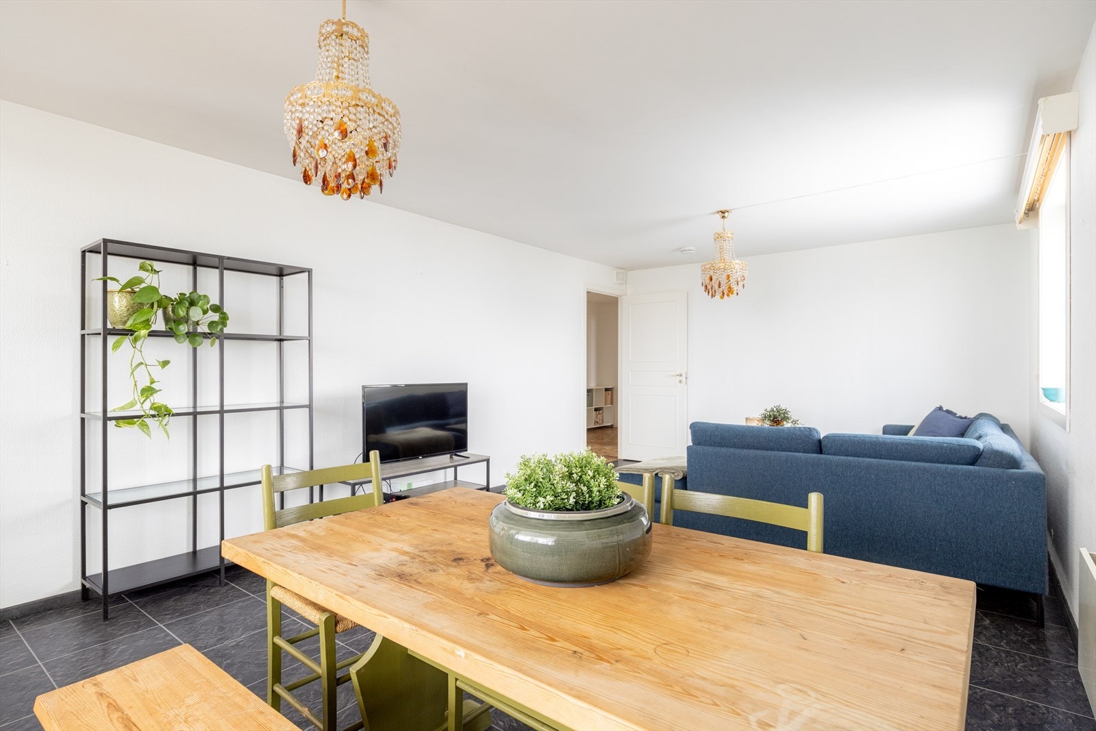 Stuen har god plass til sofagruppe, spisestue og annen mindre møblering. Det er installert kabel-tv og internett som er inkludert i de oppgitte felleskostnadene. Galleribilde