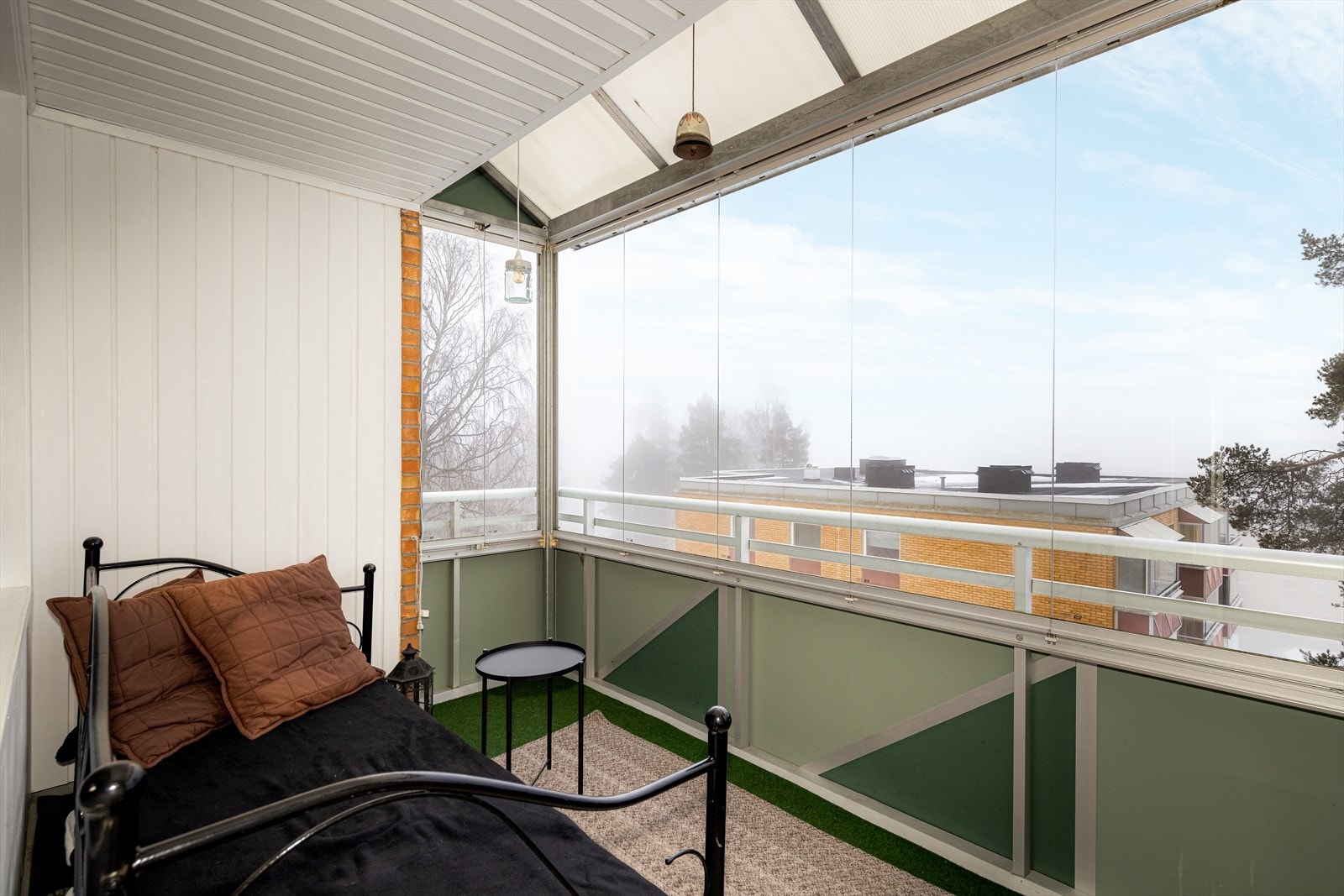 Hyggelig 3-roms leilighet med praktisk planløsning og innglasset balkong mot syd. Galleribilde