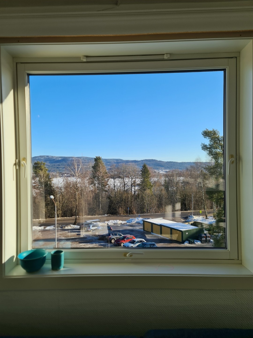 Her er det nydelig utsikt fra sofakroken mot Falkum og fjellområdene rundt Vealøs. Galleribilde