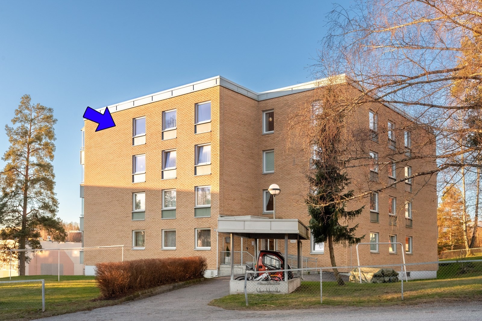 Det er ved inngangspartiet en overbygget plass til sykkelparkering. Galleribilde