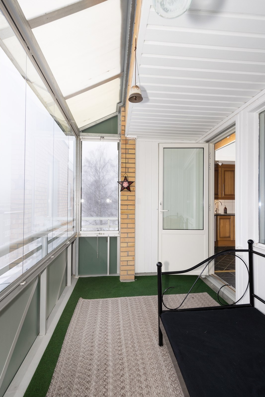 Balkongen er en forlengelse av stuen og kan benyttes store deler av året. Det er foldevinduer, som gir mulighet for å åpne opp på varme dager. Galleribilde