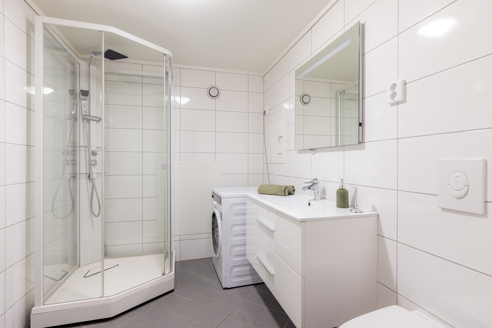 Boligen ligger høyt og fint og inneholder blant annet 2 gode soverom, romslig stue med utgang til innglasset balkong, kjøkken med god skapplass og helfliset bad med varmekabler fra 2017 pusset opp av brl. Galleribilde