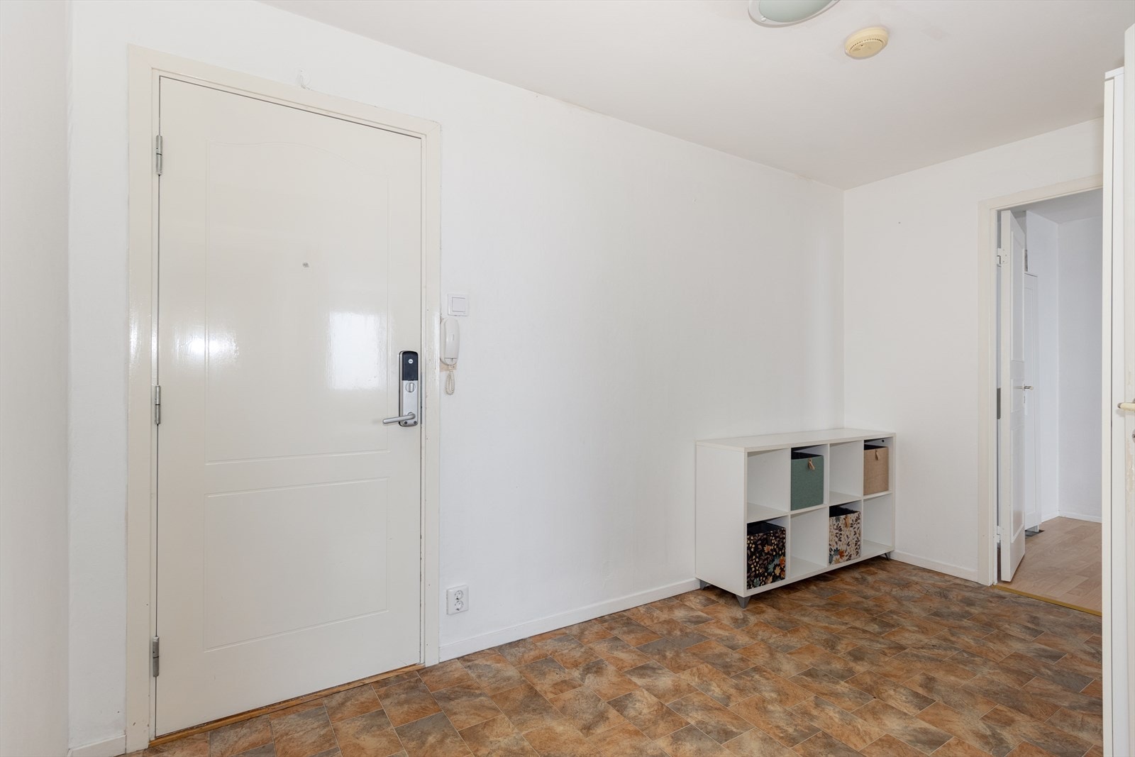 Med adkomst fra felles trappegang kommer man inn i boligens entrè hvor det er montert dørtelefon for enkelt å kunne slippe besøkende inn. Entrèdøren er brann og lydklassifisert, og har elektrisk kodelås for enkel adkomst. Galleribilde