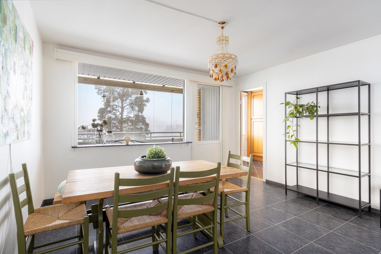 Fra stuen er det utgang til en deilig, innglasset balkong mot syd med fin utsikt mot nærområdet. Galleribilde